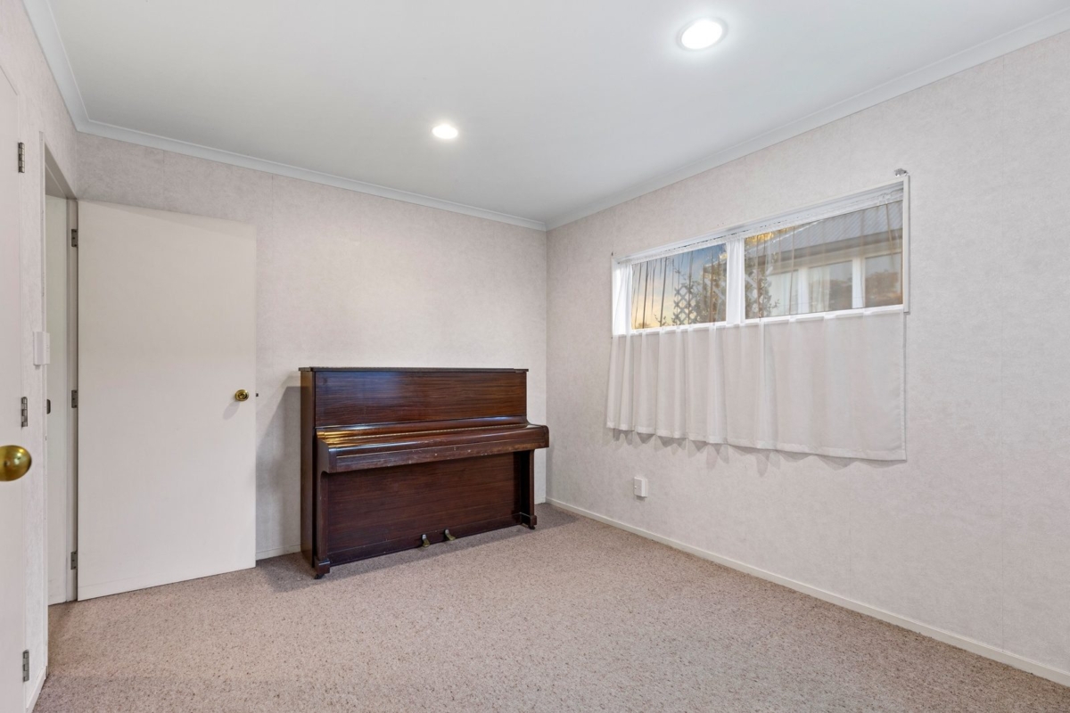 36a emmett street piano room